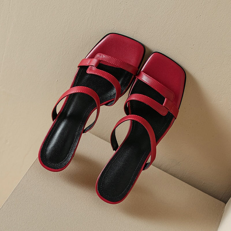 Modieuze sandalen met kittenhak van rundleer, elegante zomerse slides met een hak van 45 mm in rood/bruin.