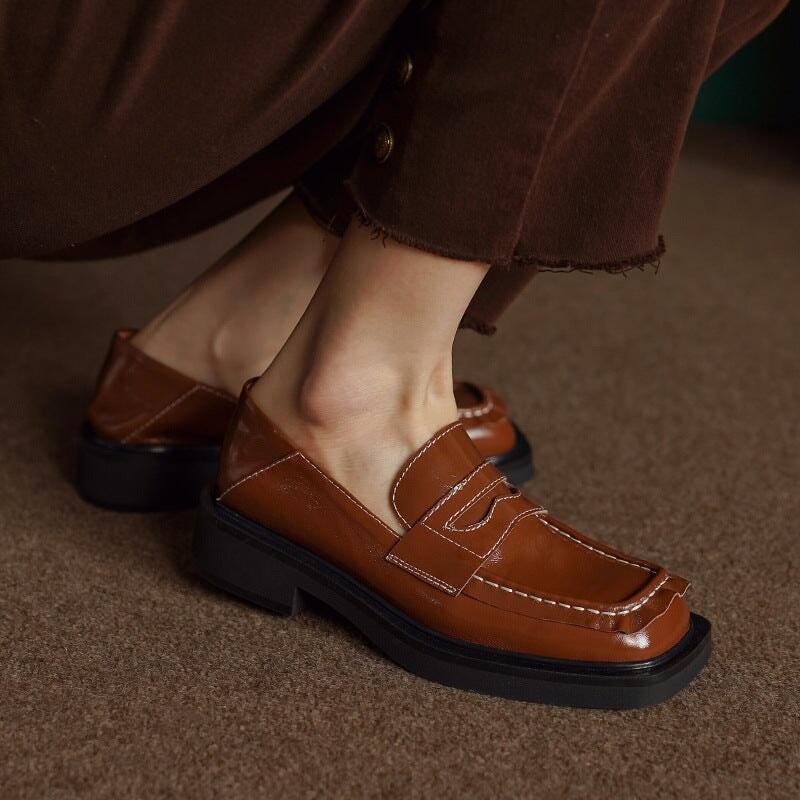 Penny loafers van lakleer voor dames in koffiebruin/zwart.