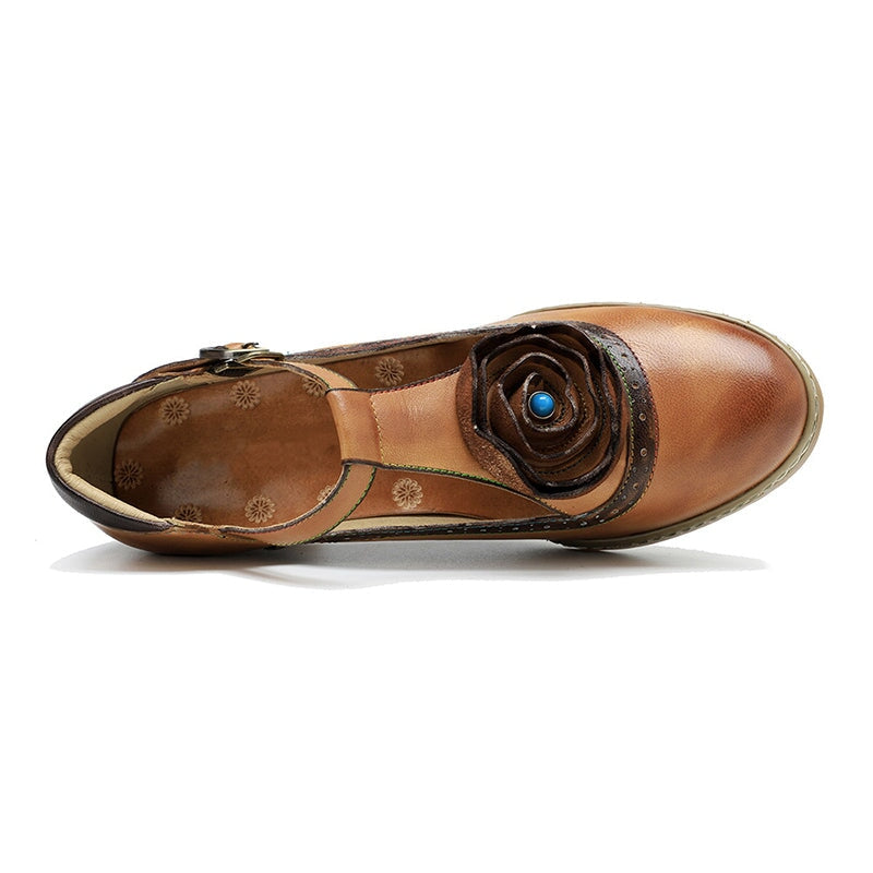 Handgefertigte Mary-Jane-Schuhe aus Leder mit T-Riemen, Blumenmuster und 50-mm-Blockabsatz in Braun
