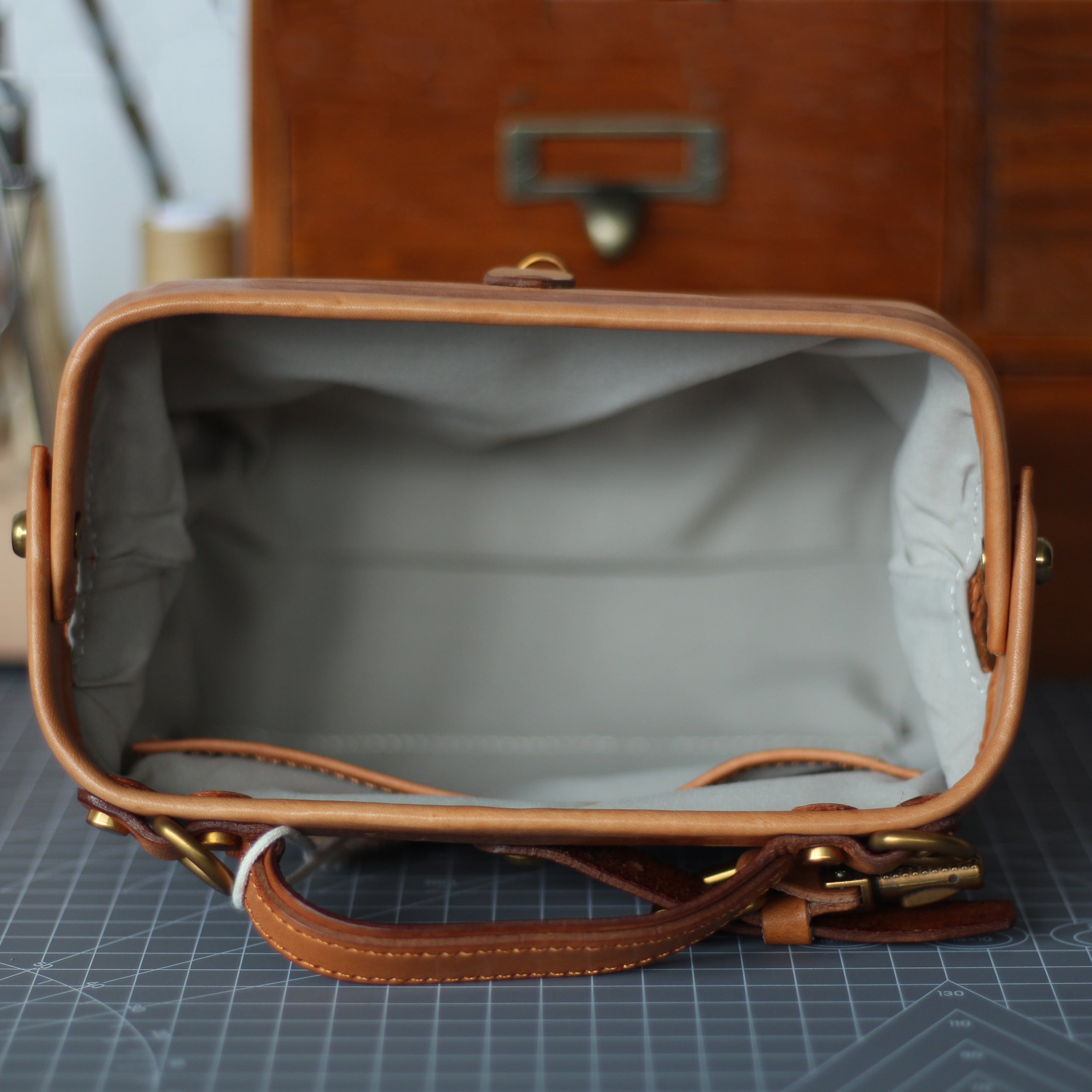 Sacoche de m&eacute;decin artisanale en cuir italien, sac &agrave; main pour femme avec poign&eacute;e sup&eacute;rieure, en cuir de vachette.