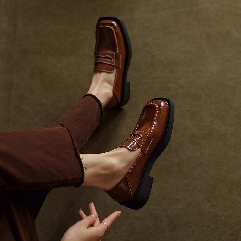 Penny loafers van lakleer voor dames in koffiebruin/zwart.