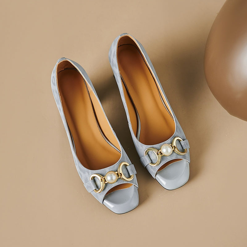Chique pumps met blokhak van 65 mm, paardenbitdesign, open neus en pareldetails, van leer in zwart/grijs.