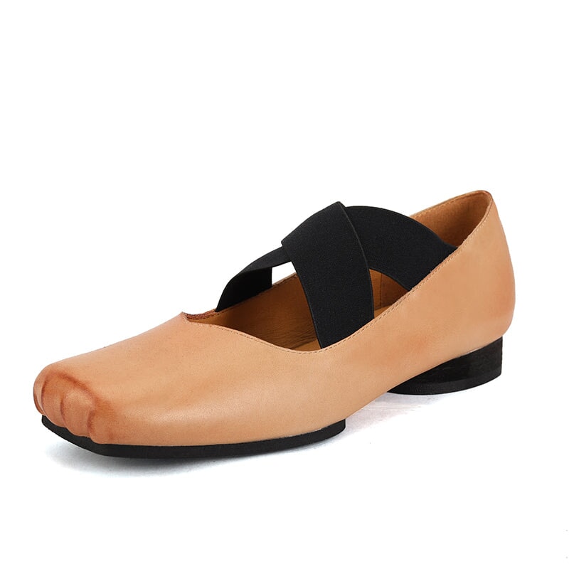 Elegante vintage ballerina's met vierkante neus en X-bandje, gemaakt van rundleer in de kleuren zwart, bruin en abrikoos.