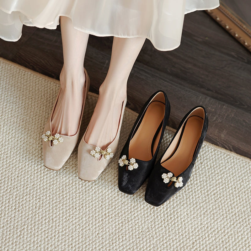 Traditionele Chinese pumps met vierkante neus, comfortabel van rundleer, in abrikoos/zwart.
