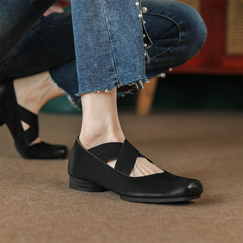 Elegante vintage ballerina's met vierkante neus en X-bandje, gemaakt van rundleer in de kleuren zwart, bruin en abrikoos.