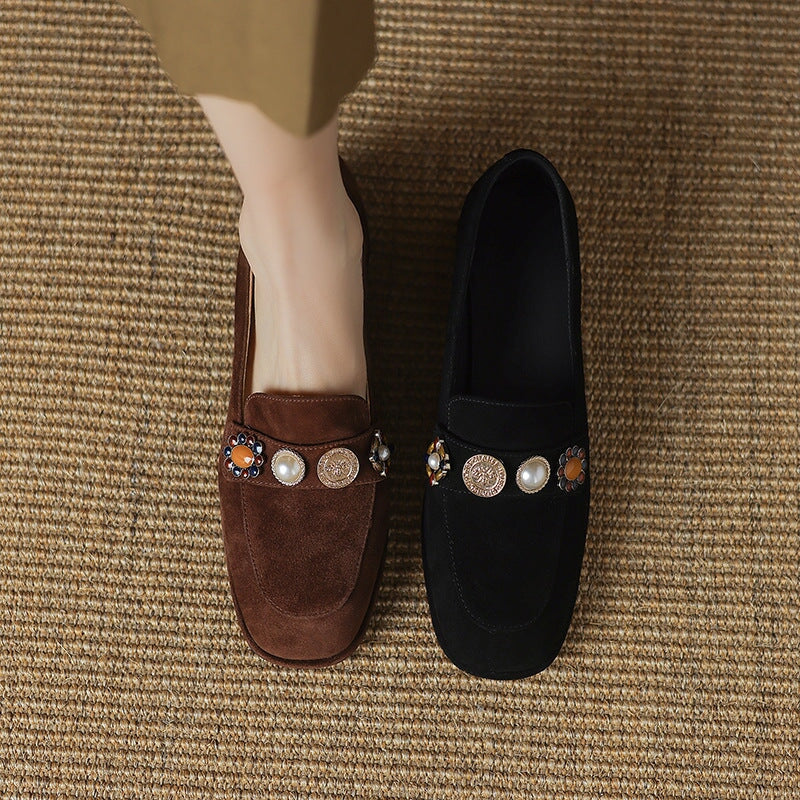 Mocasines de ante para mujer con detalles de perlas y punta redonda en marr&oacute;n/negro