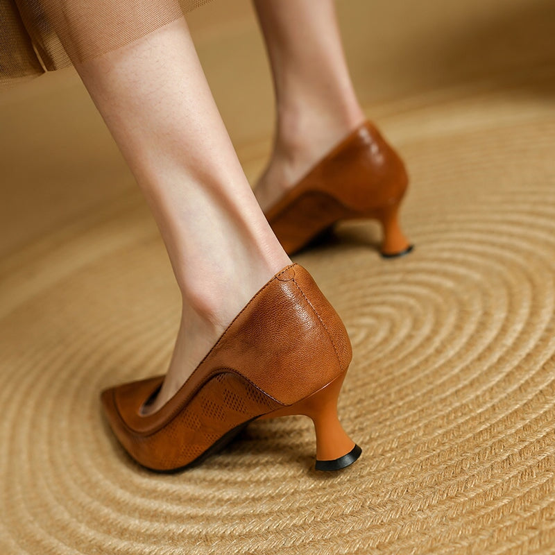 Elegante pumps met spitse neus en kittenhak, handgemaakte leren kantoorschoenen in zwart/melkkoffie.