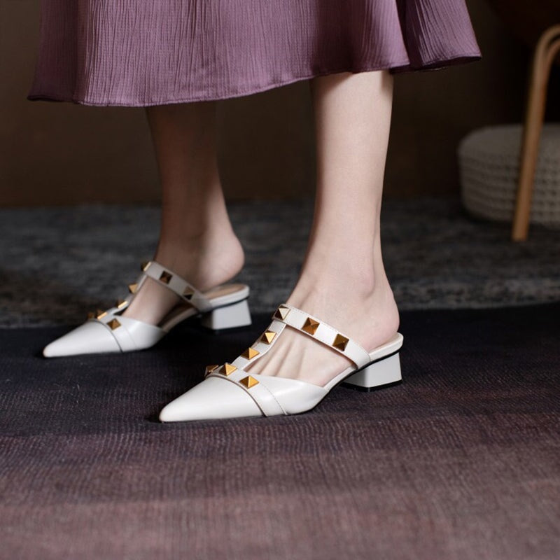 Pumps met spitse neus en middelhoge hak, instappers van rundleer in de kleuren abrikoos/beige/groen.
