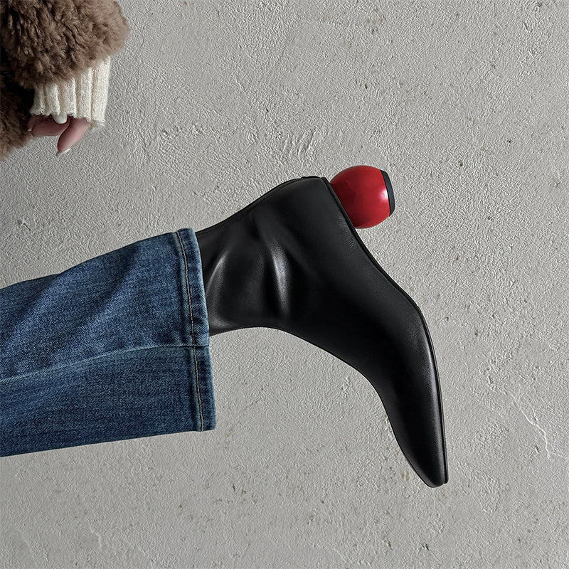 Designer enkellaarsjes van leer met vierkante neus voor dames, cilindervormige hak, afslankende pasvorm en ritssluiting aan de achterkant, in zwart.