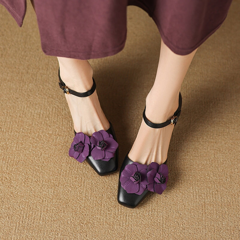 Elegante pumps met bloemenprint, 60 mm blokhak en vierkante neus, gemaakt van leer in een dubbele leren uitvoering.
