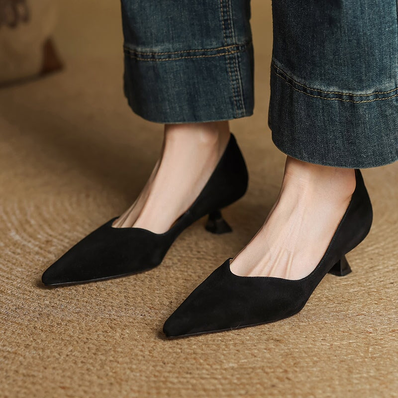 Handgemaakte leren pumps met spitse neus en kittenhak voor dames in beige/zwart/abrikoos.