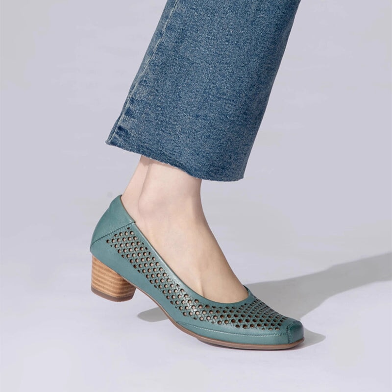 Handgemaakte leren pumps met vierkante neus en 4 cm blokhak in beige/groen/rood, modieuze stijl.