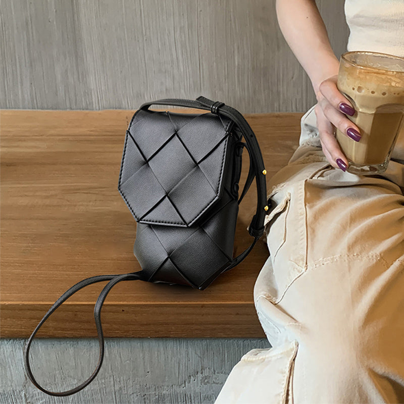 Mini sac bandouli&egrave;re en cuir tress&eacute; pour t&eacute;l&eacute;phone, pochette porte-cartes en cuir de vachette fait main, coloris blanc/noir.