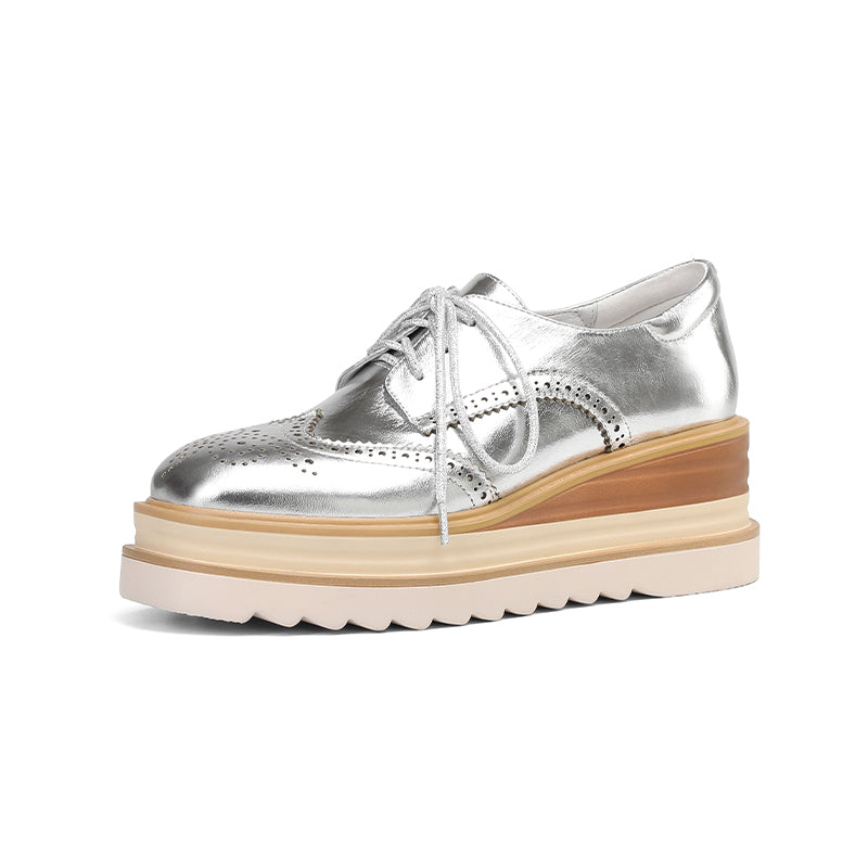 Dames leren wingtip platform brogue oxford schoenen met vetersluiting en dikke sleehak in roze/zilver.