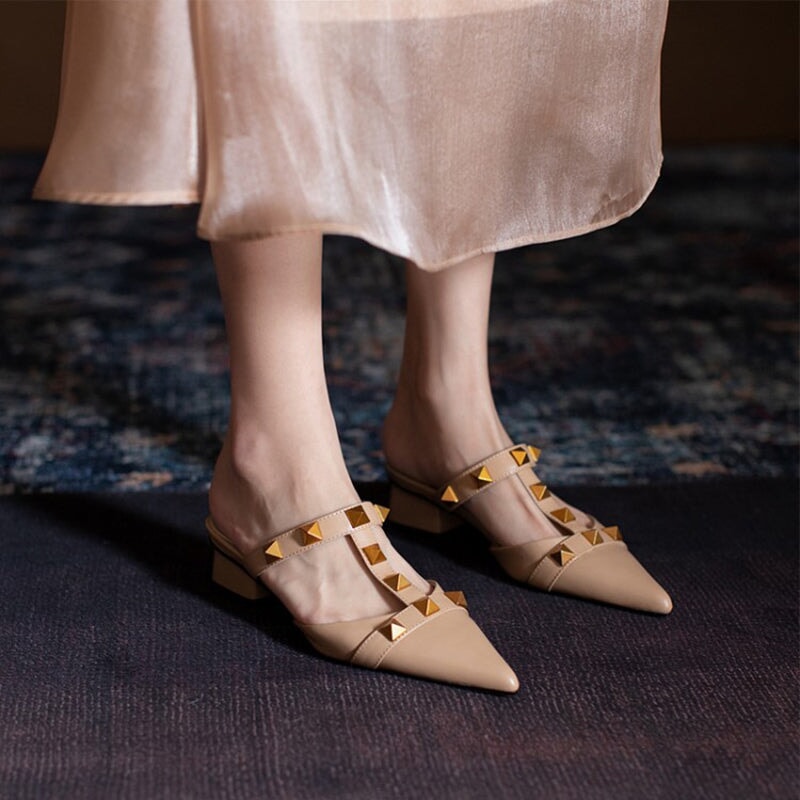 Pumps met spitse neus en middelhoge hak, instappers van rundleer in de kleuren abrikoos/beige/groen.