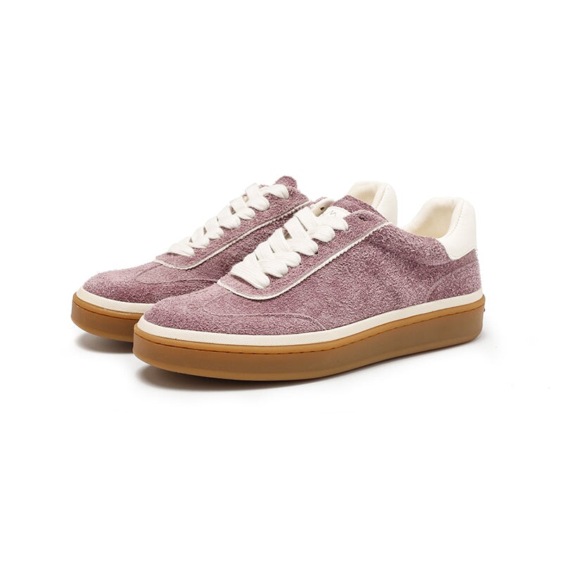 Casual lage sneakers met vetersluiting van su&egrave;de leer in 6 kleuren.