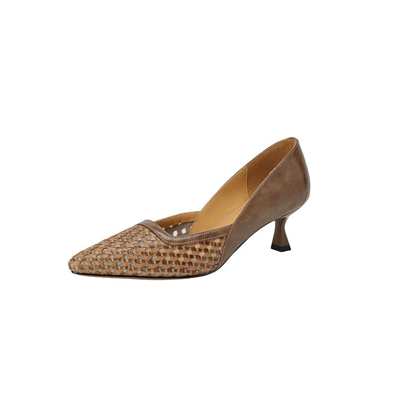 Chique geweven pumps met spitse neus en kittenhak (55 mm), handgemaakt van rundleer in abrikoos/zwart.