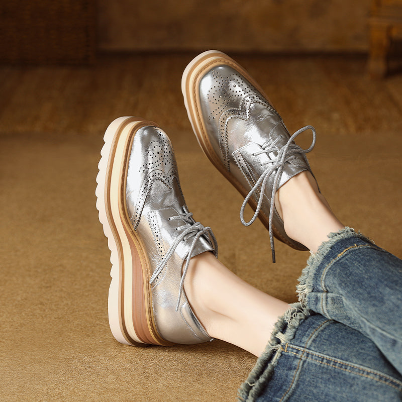 Dames leren wingtip platform brogue oxford schoenen met vetersluiting en dikke sleehak in roze/zilver.