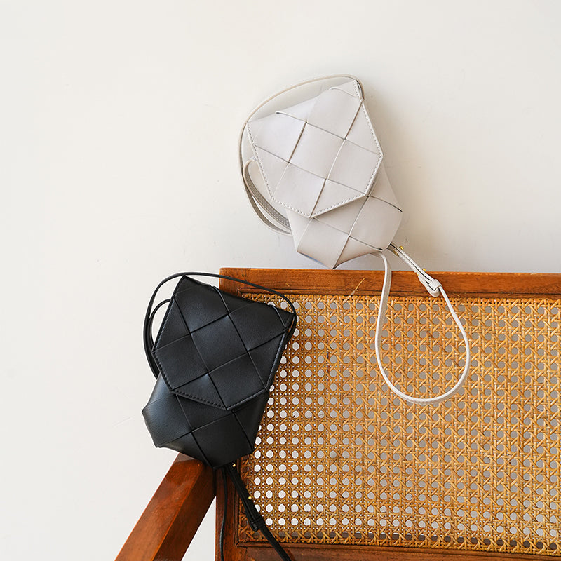 Mini sac bandouli&egrave;re en cuir tress&eacute; pour t&eacute;l&eacute;phone, pochette porte-cartes en cuir de vachette fait main, coloris blanc/noir.