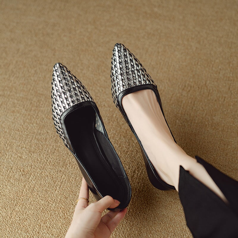 Chique geweven pumps met spitse neus en kittenhak (55 mm), handgemaakt van rundleer in abrikoos/zwart.