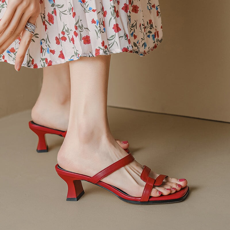 Modieuze sandalen met kittenhak van rundleer, elegante zomerse slides met een hak van 45 mm in rood/bruin.