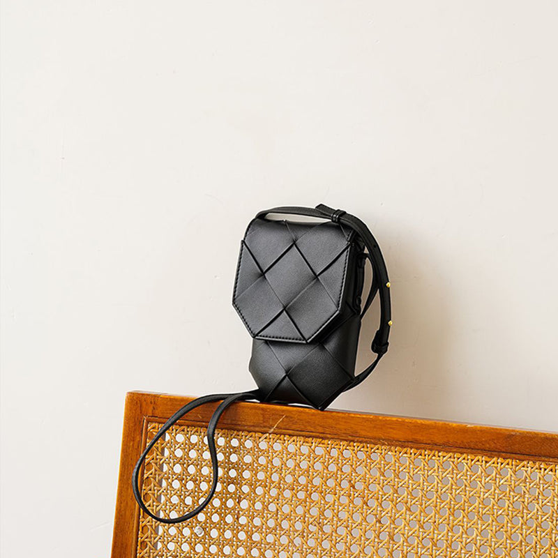 Mini sac bandouli&egrave;re en cuir tress&eacute; pour t&eacute;l&eacute;phone, pochette porte-cartes en cuir de vachette fait main, coloris blanc/noir.