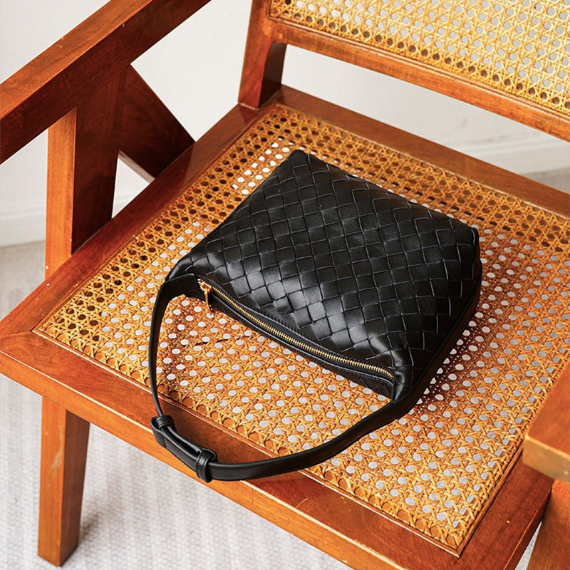 Sac bandouli&egrave;re en cuir d'agneau tress&eacute; &agrave; la main &ndash; Design minimaliste classique