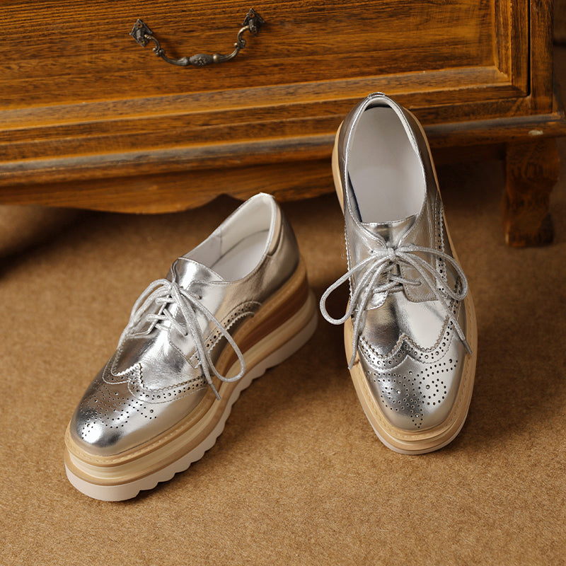 Dames leren wingtip platform brogue oxford schoenen met vetersluiting en dikke sleehak in roze/zilver.