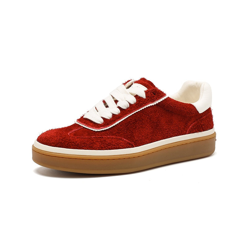 Casual lage sneakers met vetersluiting van su&egrave;de leer in 6 kleuren.