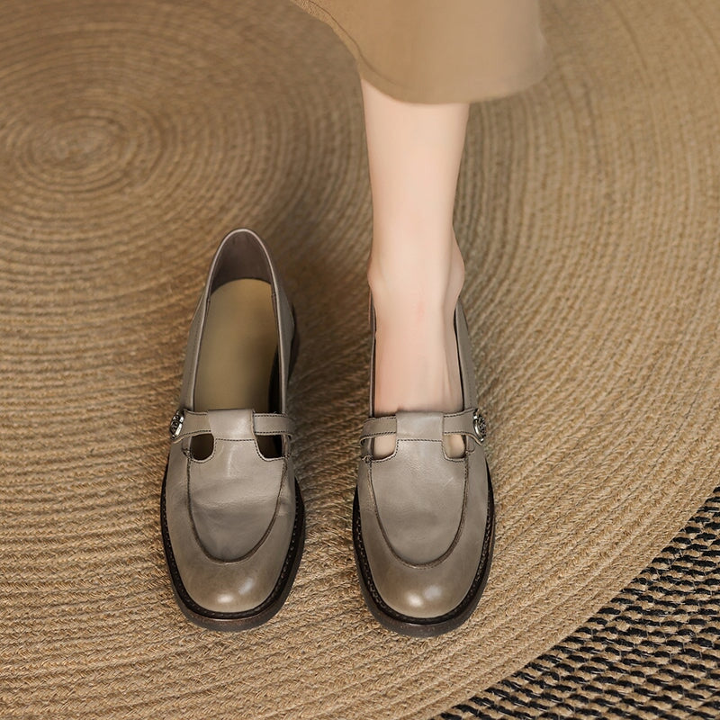 Zapatos Mary Jane vintage de piel estilo franc&eacute;s con detalle de camelia met&aacute;lica en negro, caf&eacute; y gris.