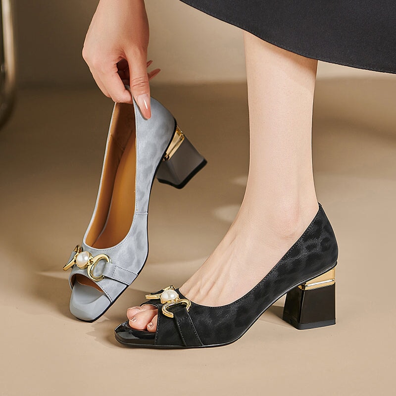 Chique pumps met blokhak van 65 mm, paardenbitdesign, open neus en pareldetails, van leer in zwart/grijs.