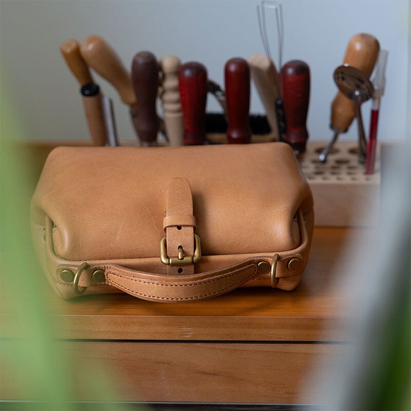 Sacoche de m&eacute;decin artisanale en cuir italien, sac &agrave; main pour femme avec poign&eacute;e sup&eacute;rieure, en cuir de vachette.