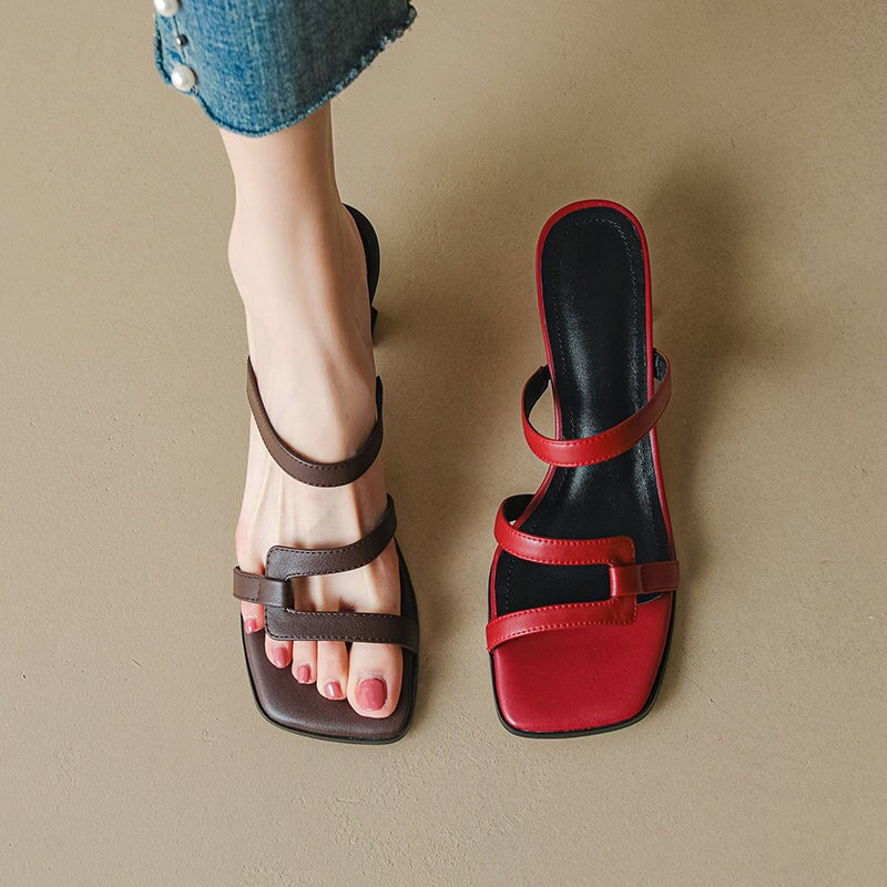 Modieuze sandalen met kittenhak van rundleer, elegante zomerse slides met een hak van 45 mm in rood/bruin.