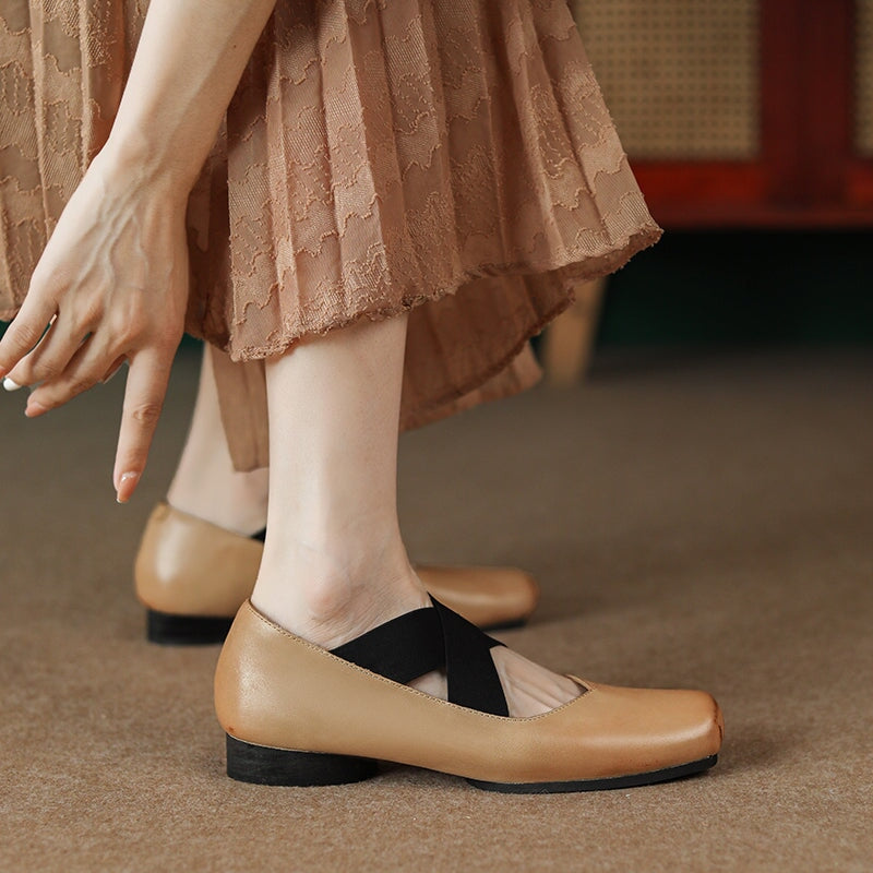 Elegante vintage ballerina's met vierkante neus en X-bandje, gemaakt van rundleer in de kleuren zwart, bruin en abrikoos.