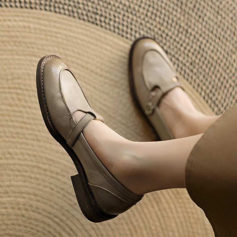 Zapatos Mary Jane vintage de piel estilo franc&eacute;s con detalle de camelia met&aacute;lica en negro, caf&eacute; y gris.