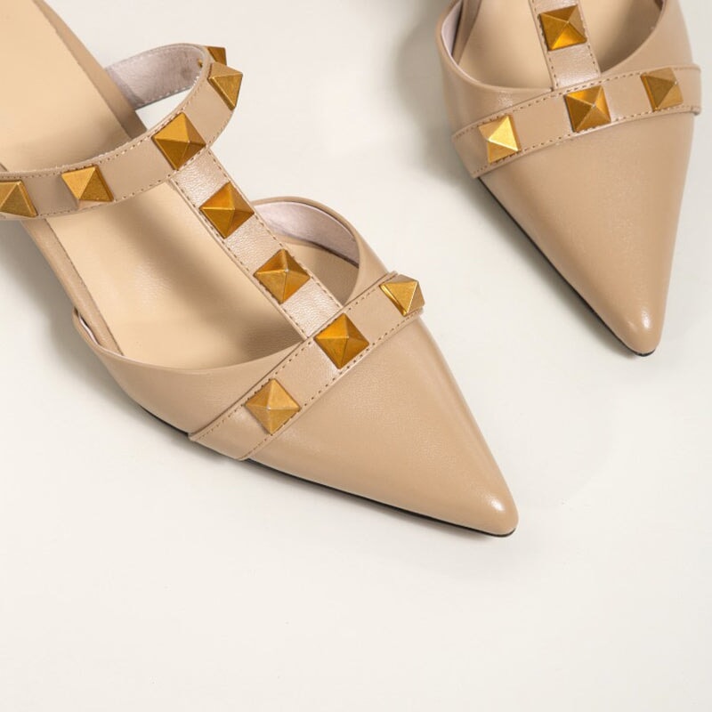 Pumps met spitse neus en middelhoge hak, instappers van rundleer in de kleuren abrikoos/beige/groen.