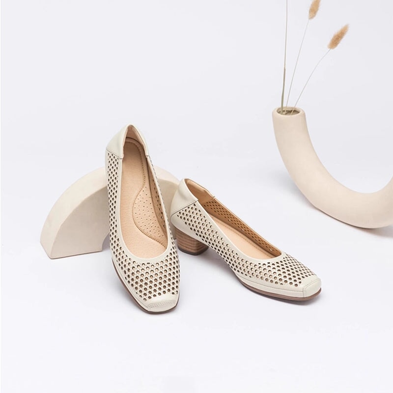 Handgemaakte leren pumps met vierkante neus en 4 cm blokhak in beige/groen/rood, modieuze stijl.