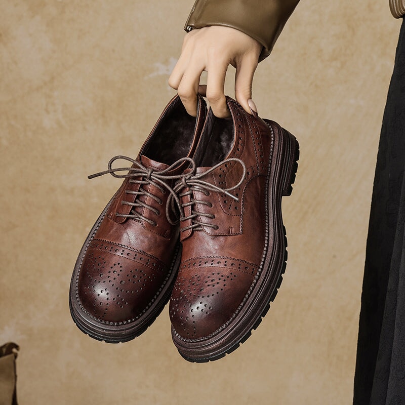 Vintage britische Brogue-Schuhe &ndash; Schn&uuml;rschuhe mit runder Zehenpartie und niedrigem Absatz, schwarz/braun