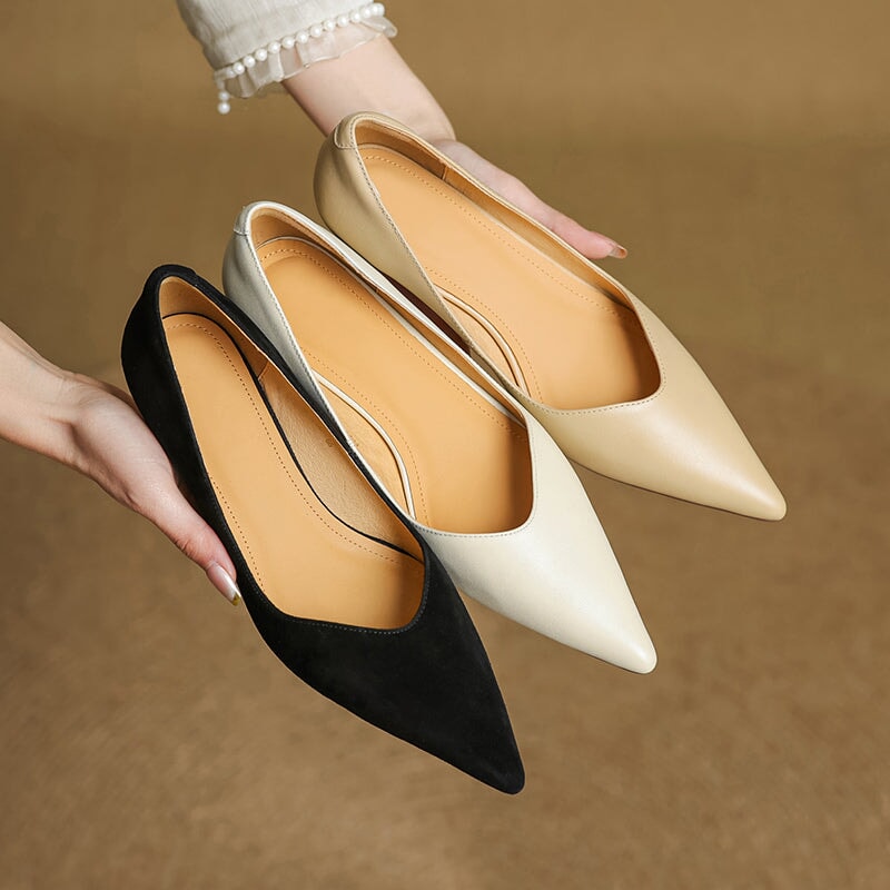 Handgemaakte leren pumps met spitse neus en kittenhak voor dames in beige/zwart/abrikoos.
