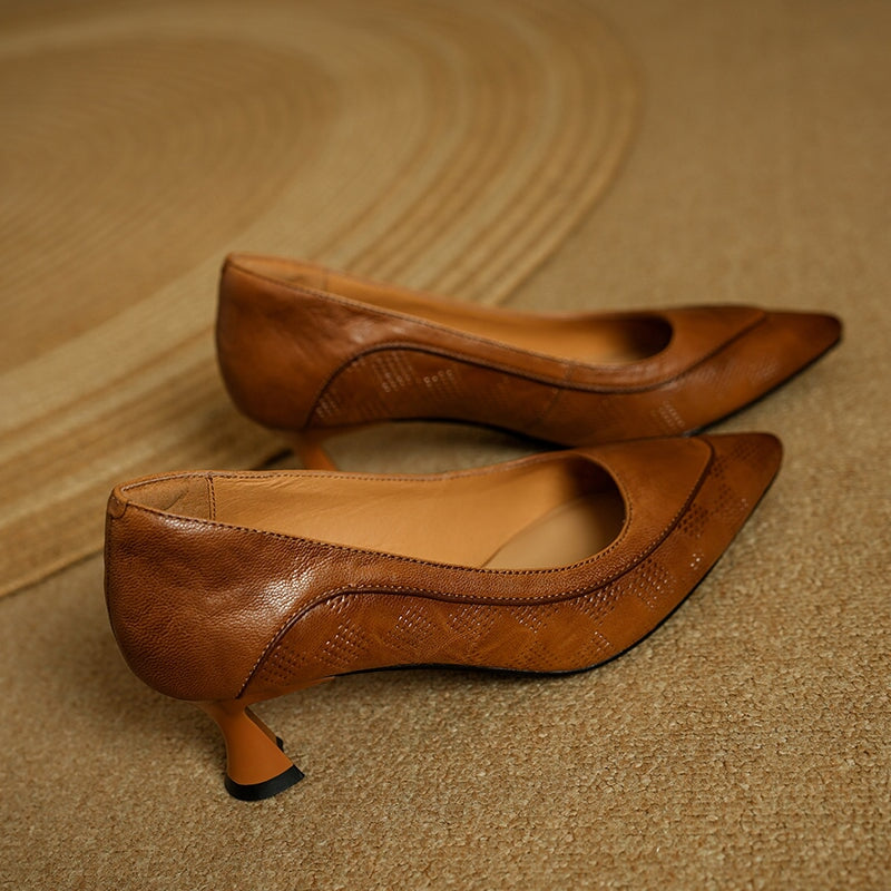 Elegante pumps met spitse neus en kittenhak, handgemaakte leren kantoorschoenen in zwart/melkkoffie.
