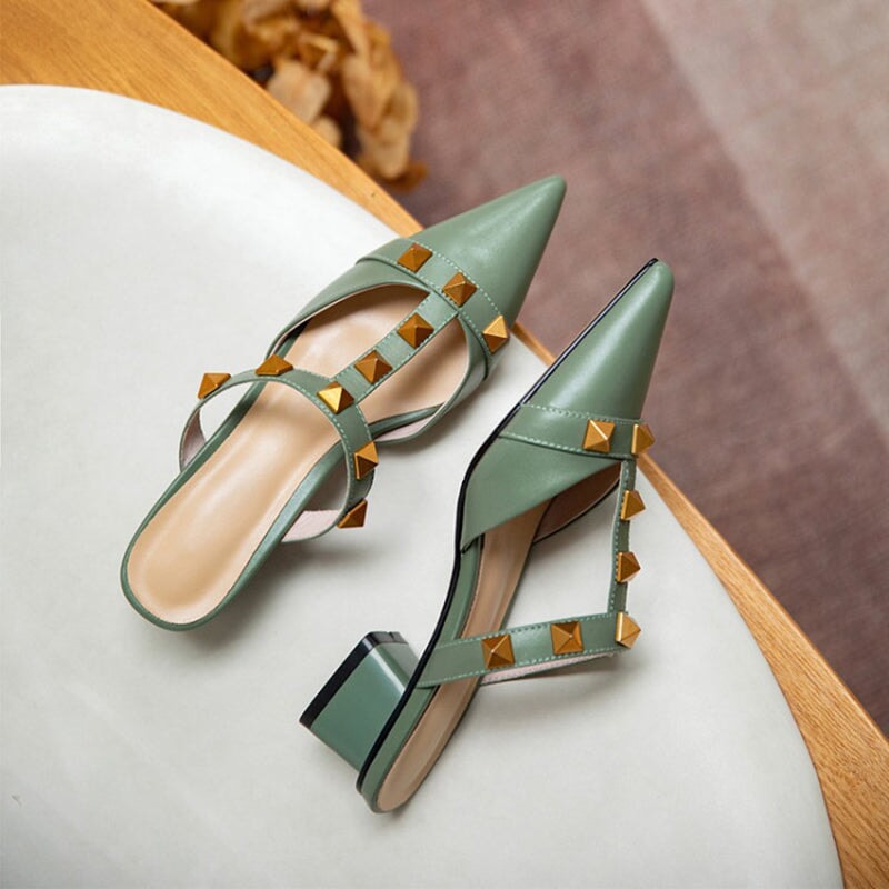 Pumps met spitse neus en middelhoge hak, instappers van rundleer in de kleuren abrikoos/beige/groen.