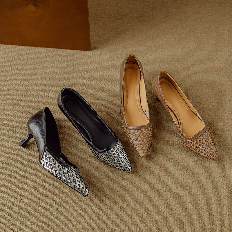 Chique geweven pumps met spitse neus en kittenhak (55 mm), handgemaakt van rundleer in abrikoos/zwart.