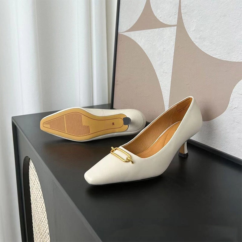 Handgemaakte pumps met een kattenhak van 55 mm van schapenvacht in zwart/wit/grijs.
