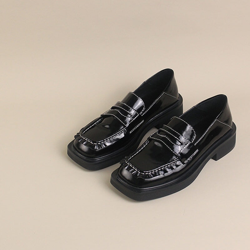 Penny loafers van lakleer voor dames in koffiebruin/zwart.