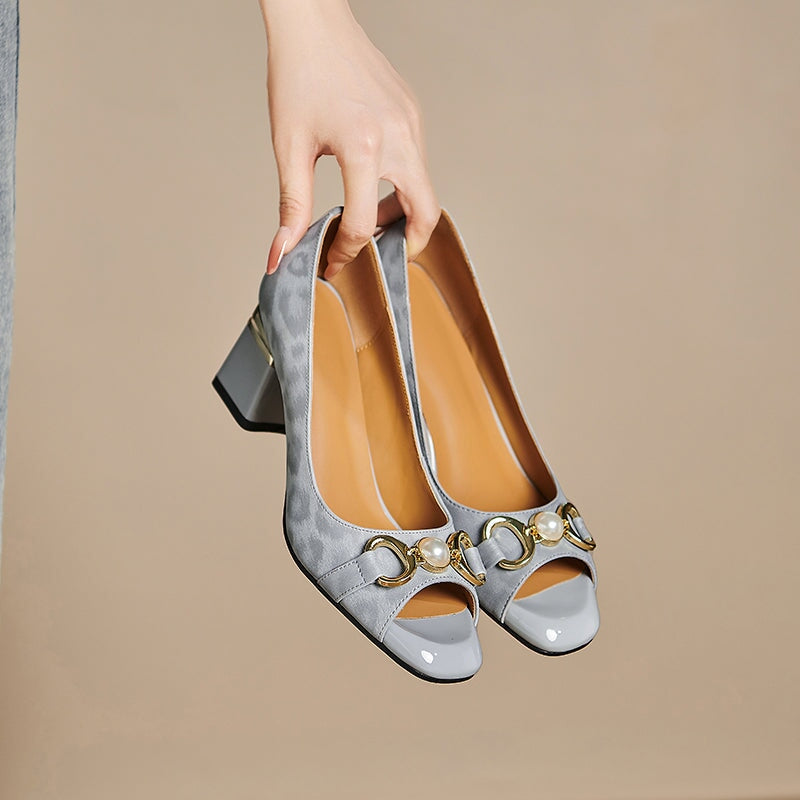 Chique pumps met blokhak van 65 mm, paardenbitdesign, open neus en pareldetails, van leer in zwart/grijs.