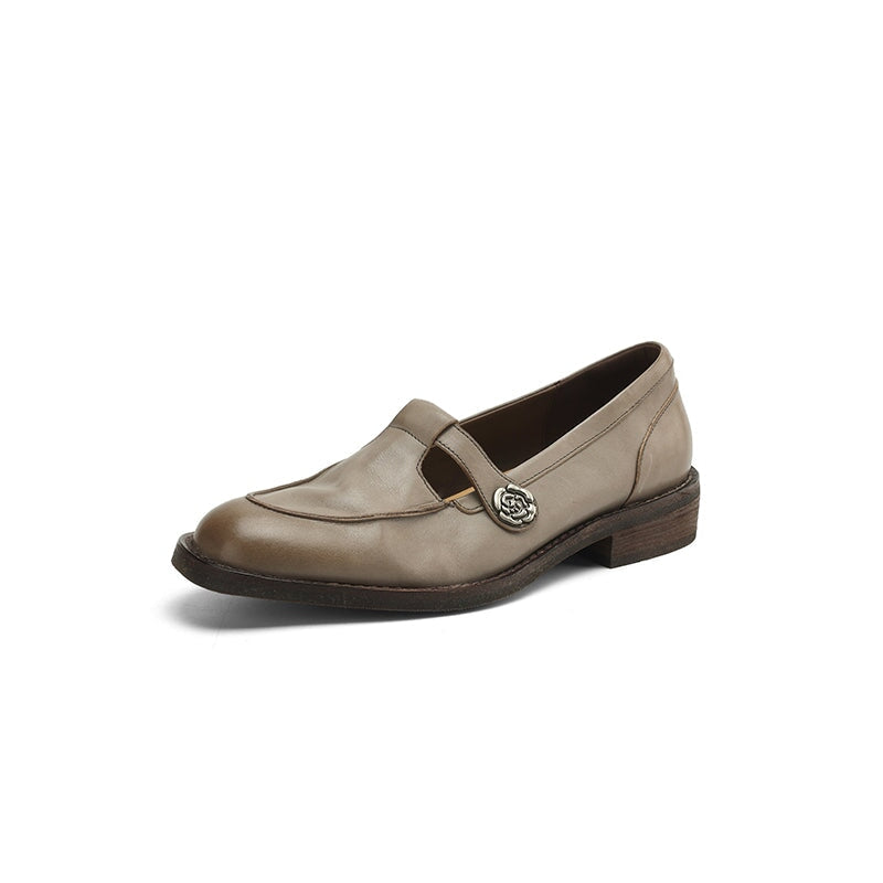 Zapatos Mary Jane vintage de piel estilo franc&eacute;s con detalle de camelia met&aacute;lica en negro, caf&eacute; y gris.
