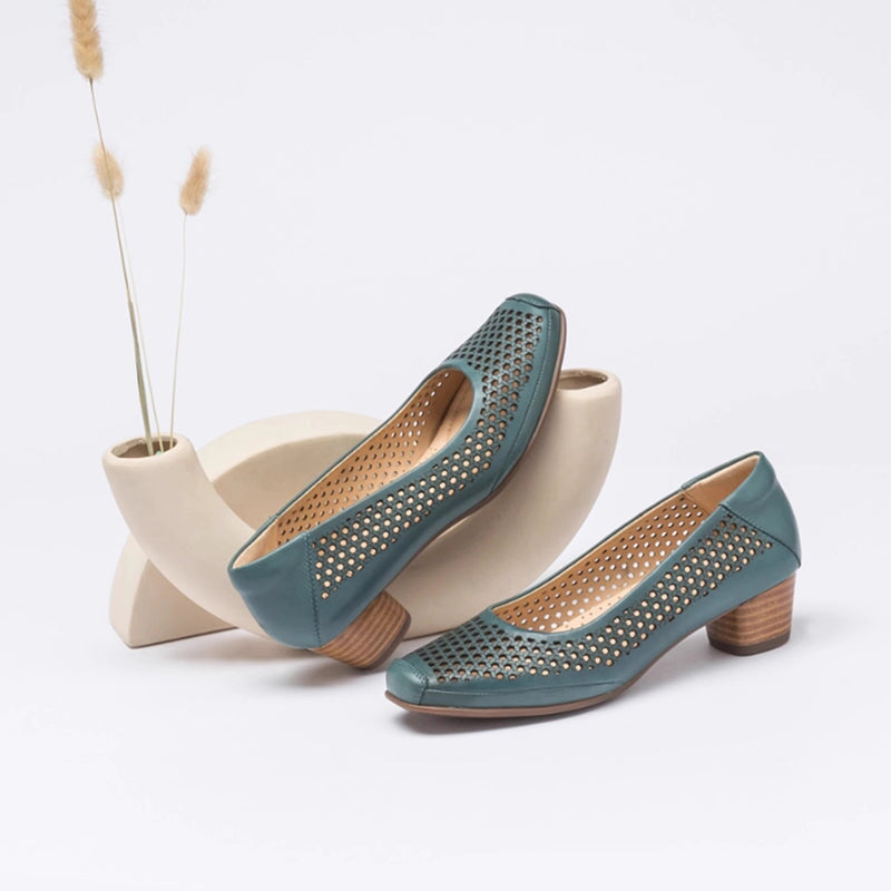 Handgemaakte leren pumps met vierkante neus en 4 cm blokhak in beige/groen/rood, modieuze stijl.