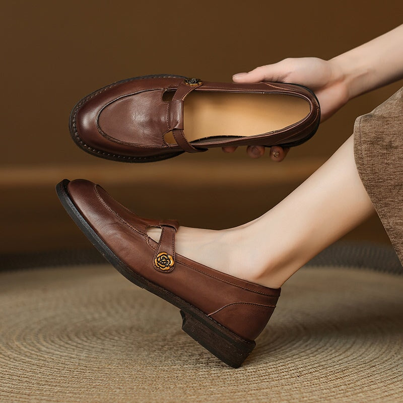 Zapatos Mary Jane vintage de piel estilo franc&eacute;s con detalle de camelia met&aacute;lica en negro, caf&eacute; y gris.