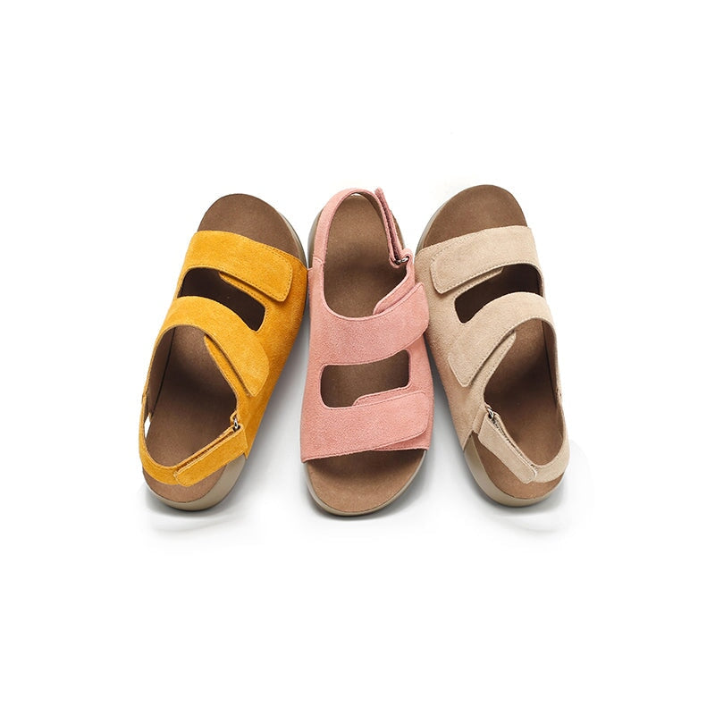 Damessandalen met dubbele klittenbandsluiting, slingback, voetbed van su&egrave;de en open tenen, verkrijgbaar in 5 kleuren.