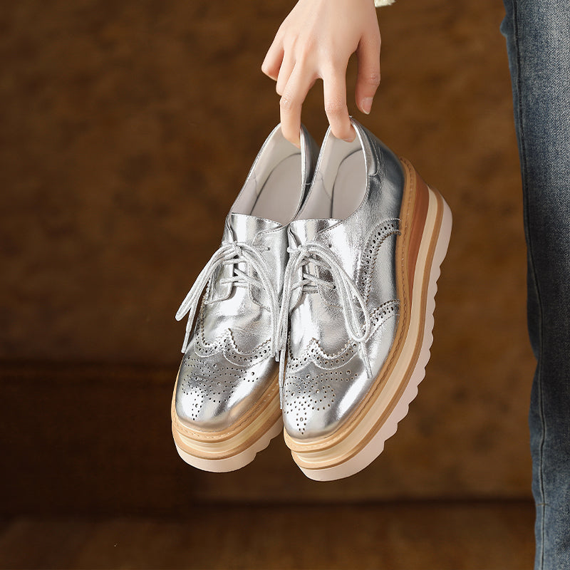 Dames leren wingtip platform brogue oxford schoenen met vetersluiting en dikke sleehak in roze/zilver.